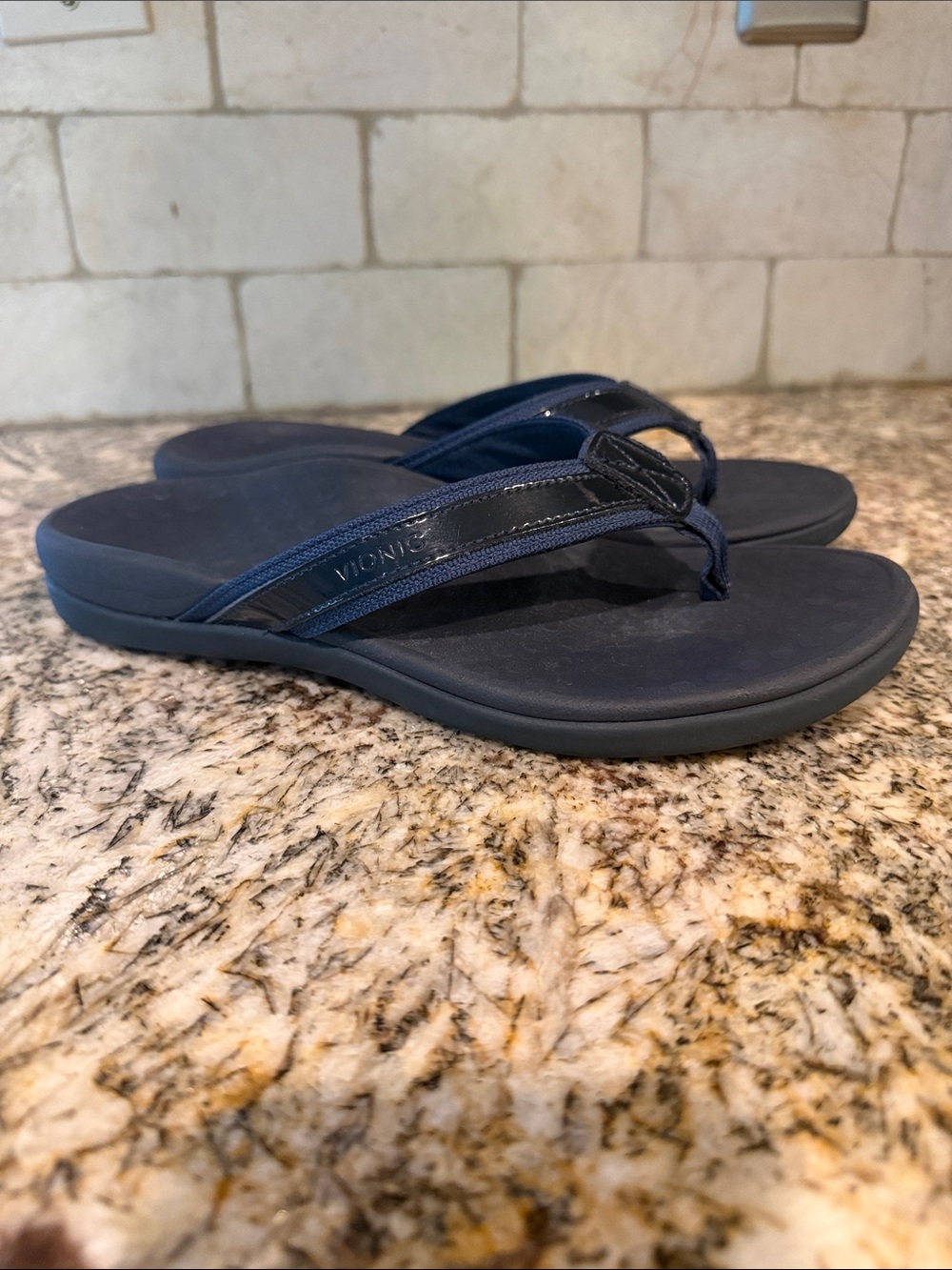 Vionic high tide II wedge Sandals flip flops size 7